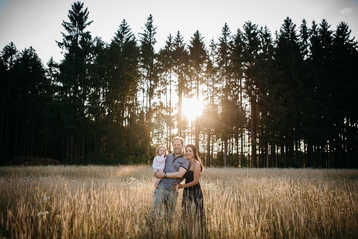 Familienbilder Familienfotos im Wald München Outdoor Familie Kind