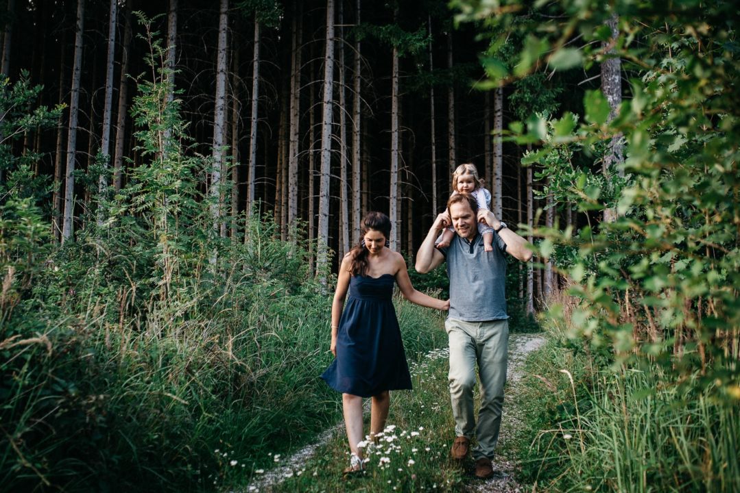 Familienbilder Familienfotos im Wald München Outdoor Familie Kind